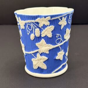 MMA Metropolitan Museum of Art Blue White Relief Ivy Vine Cachepot Planter Vase